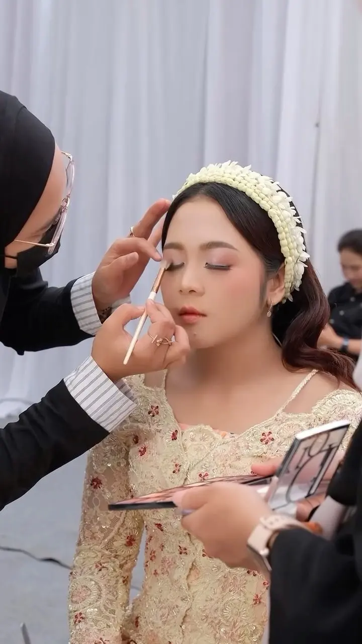 Perias Pungky Olivia Makeup merias mata calon pengantin sebelum acara siraman