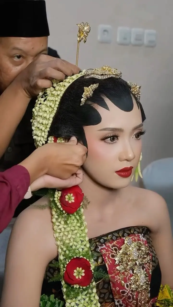 Proses memasang paes dan sanggul pengantin oleh tim Pungky Olivia Makeup