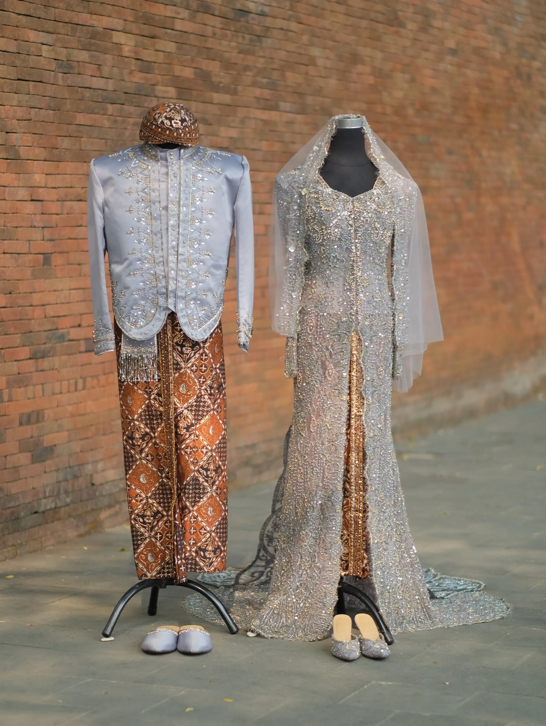 Koleksi busana POMA: kebaya dan beskap ash grey untuk resepsi, dipasang di manekin