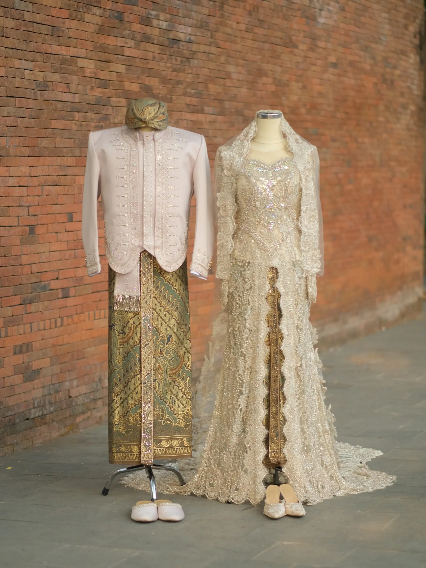 Koleksi busana POMA: kebaya dan beskap champagne dipasang di manekin