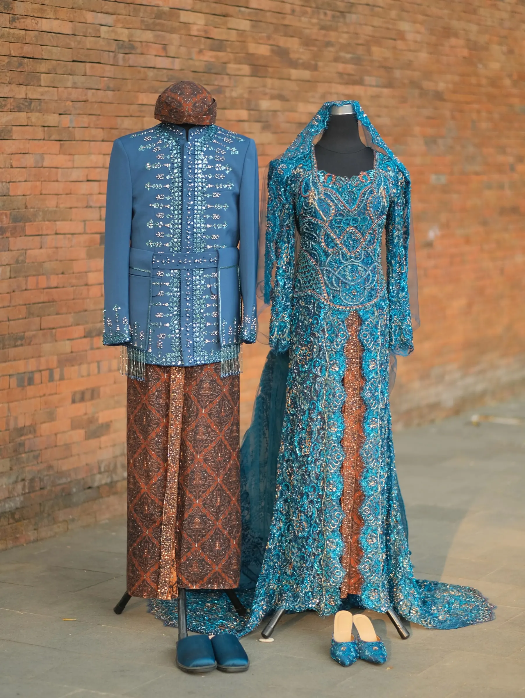 Koleksi busana POMA: kebaya pengantin emerald blue penuh payet dengan beskap senada