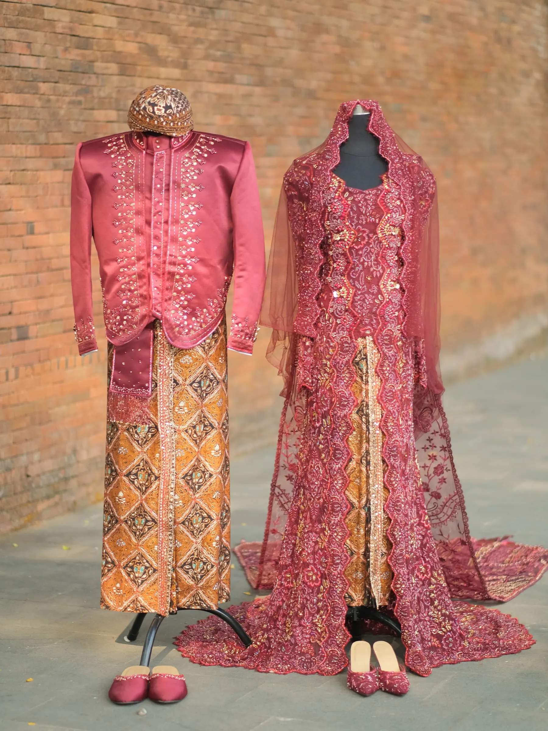 Koleksi busana POMA: kebaya dan beskap maroon untuk resepsi