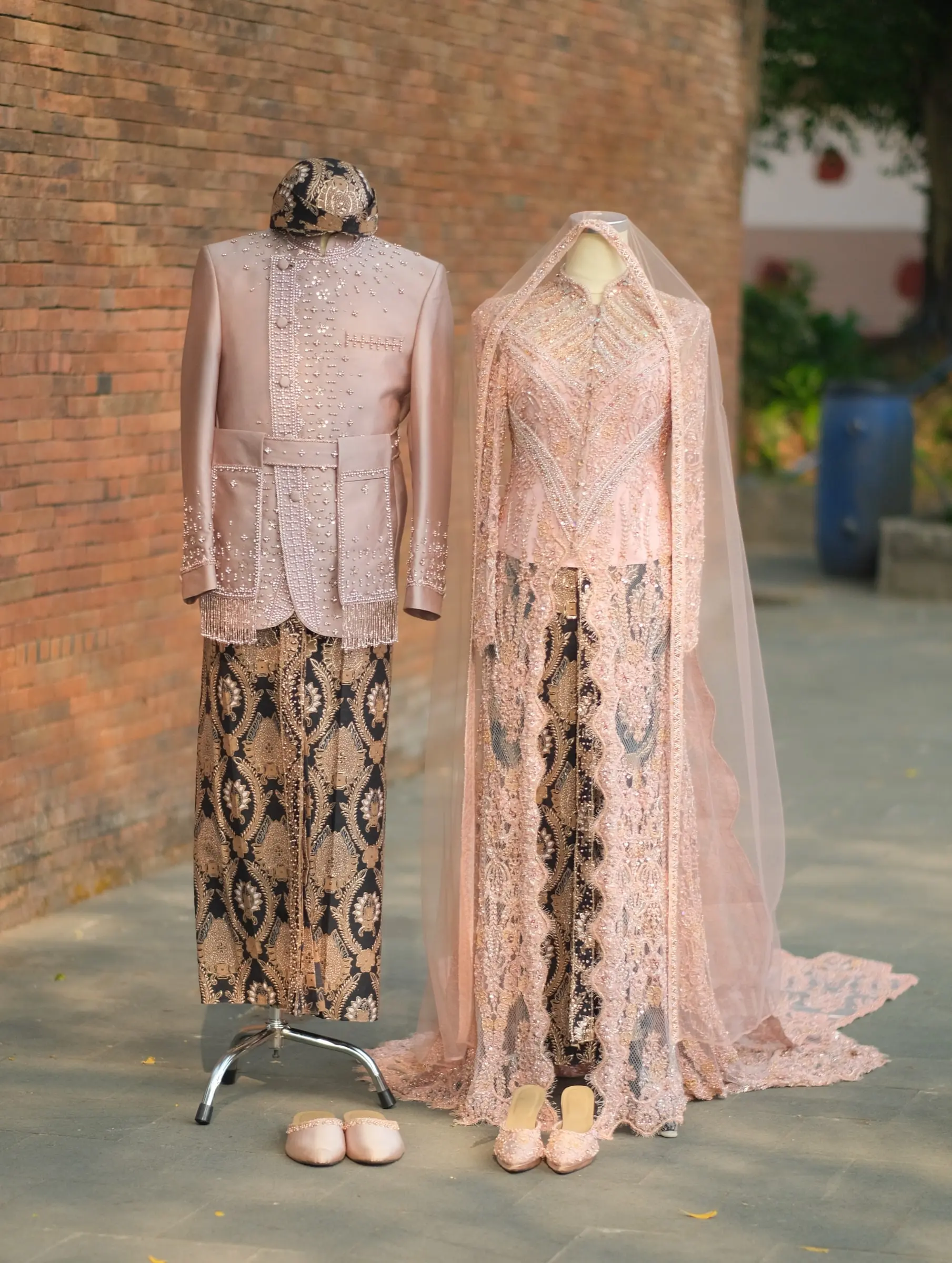 Koleksi busana POMA: kebaya pengantin rose gold dengan beskap senada