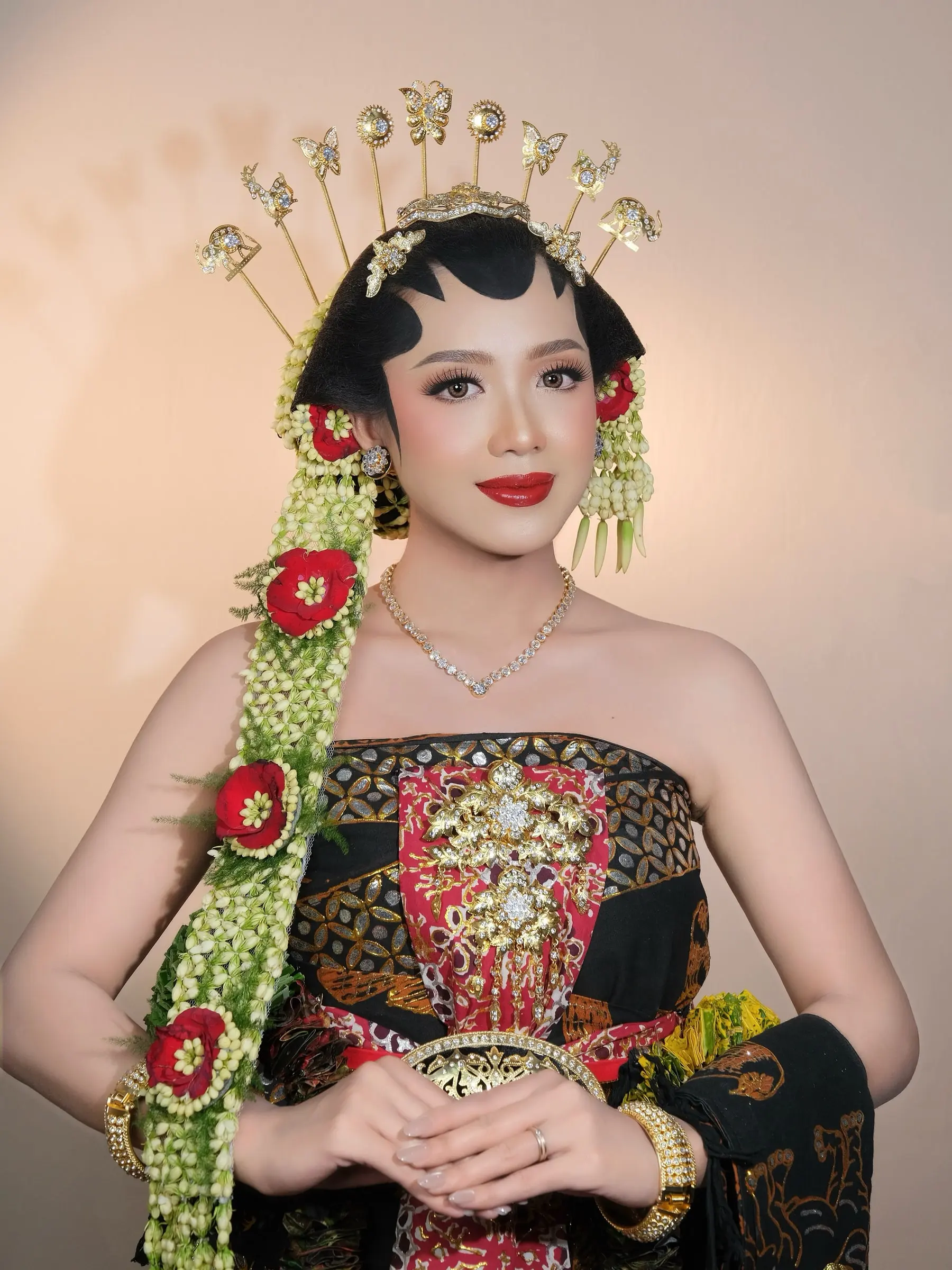 Pengantin Jawa berbusana dodot hitam bersulam emas dengan paes dan ronce melati saat prosesi temu