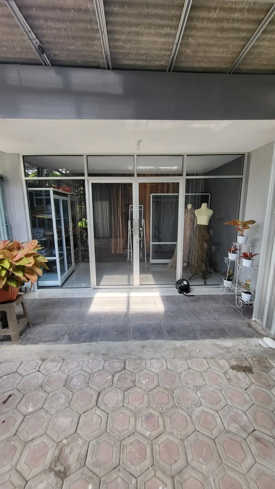 Pintu masuk Gallery POMA di Jombangan Asri, Tertek, Pare