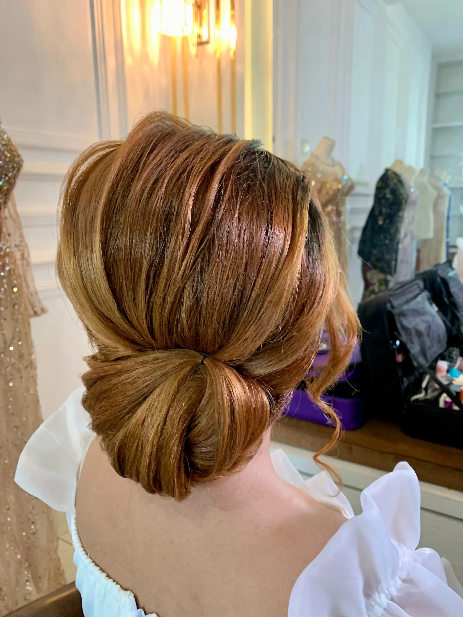 Hairdo sanggul rendah bertekstur, dilihat dari belakang