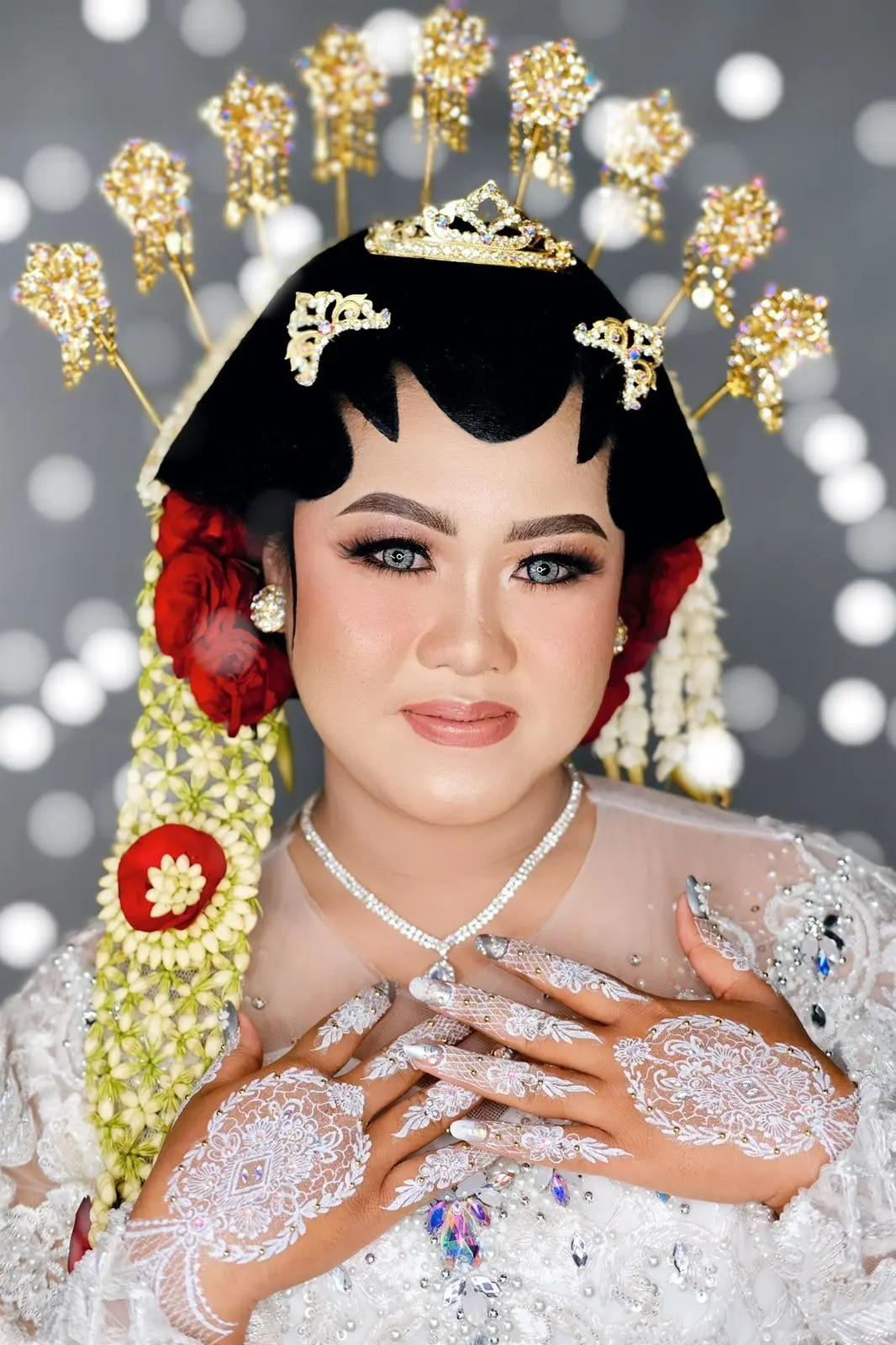 Pengantin paes Solo putri memakai kebaya putih, cunduk mentul emas, dan henna putih