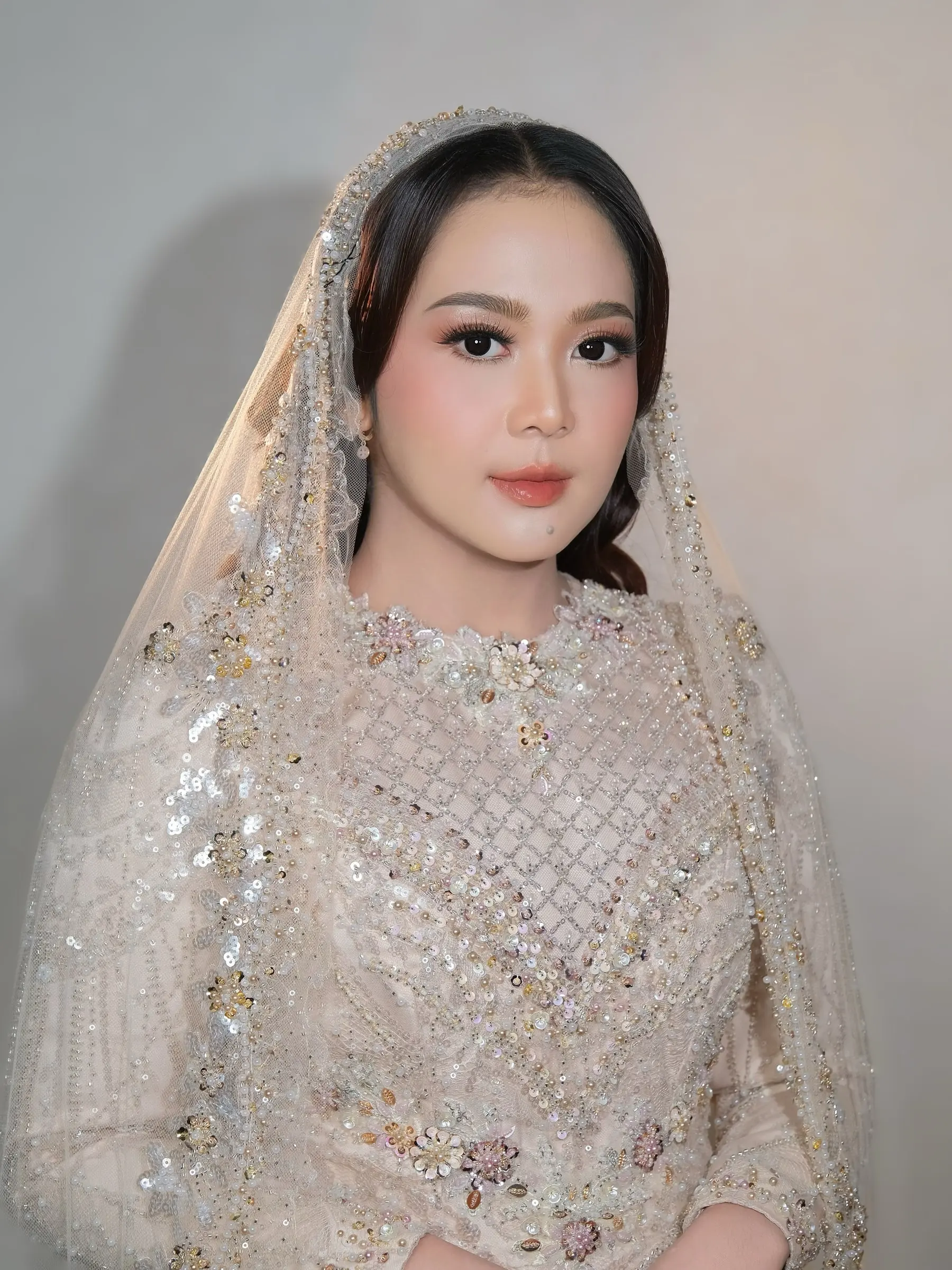 Riasan pengajian: pengantin berkerudung payet tipis dengan kebaya krem berkilau