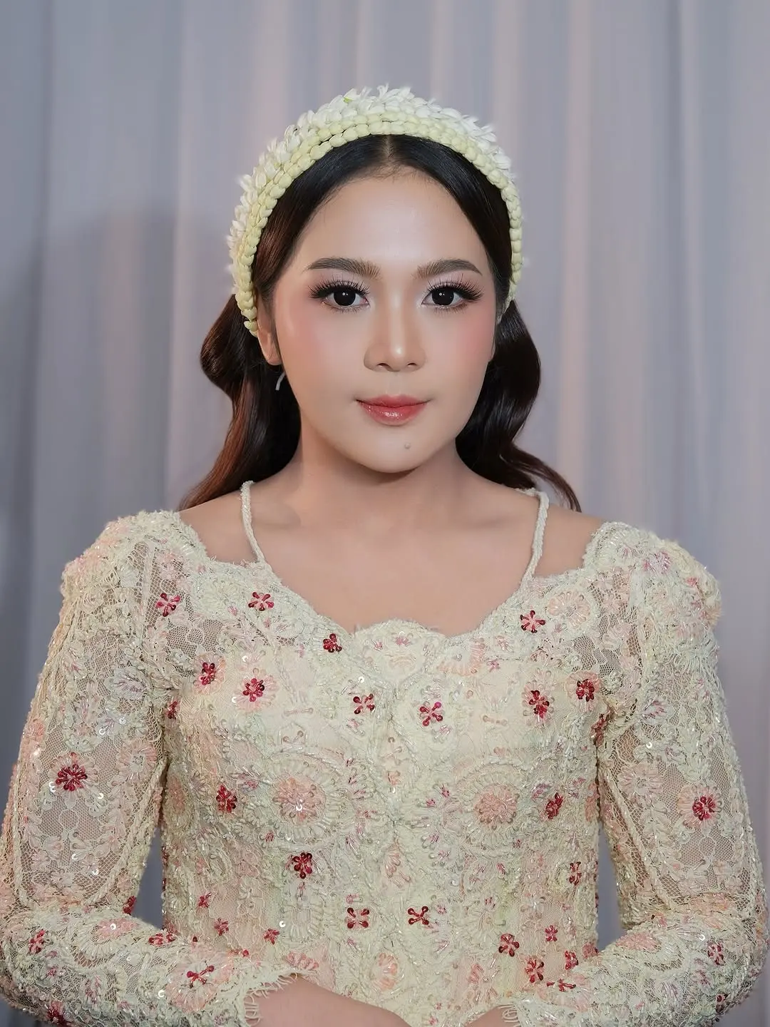 Riasan siraman dengan bando melati dan kebaya krem bersulam bunga